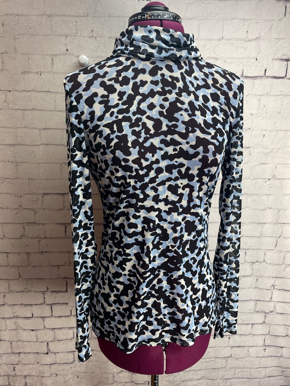 White House Black Market size medium mesh long sleeve turtleneck top blue/black